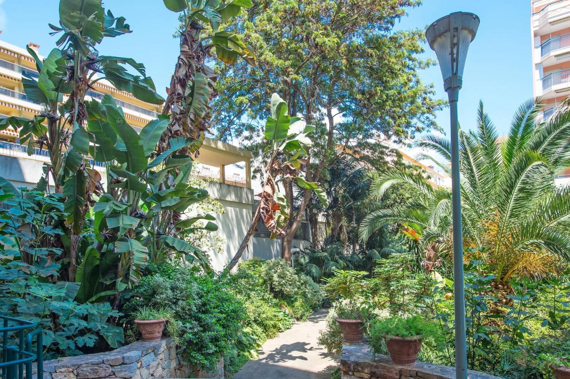 Splendide 2 Pieces Vue Jardin, Calme, Plein Centre